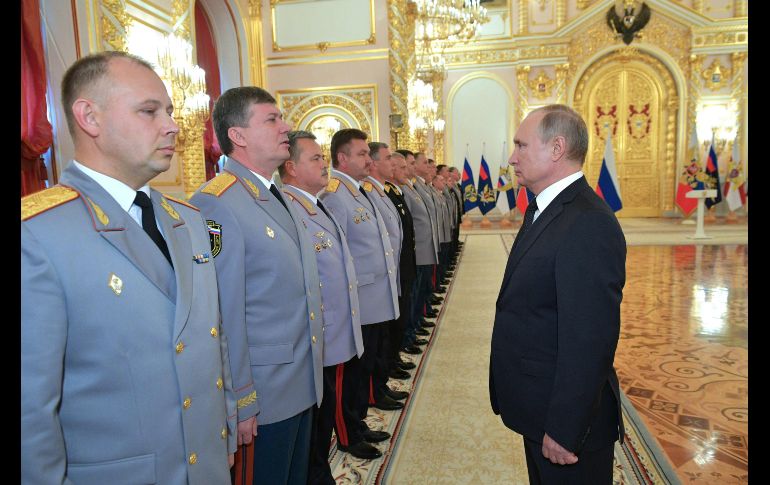 El presidente ruso Vladimir Putin (d) asiste a una ceremonia con motivo del ascenso de oficiales del Kremlin, en Moscú. AFP/Sputnik/A. Nikolsky