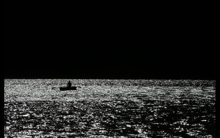 Un hombre rema en el lago Weissen, ubicado en la ciudad alemana de Fuessen. AFP/DPA/K. Hildenbrand