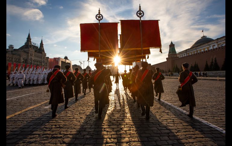 Soldados rusos visten uniformes al estilo del Ejército rojo de la Segunda Guerra Mundial, durante un ensayo en Moscú para el desfile conmemorativo del 7 de noviembre. AP/A. Zemlianichenko