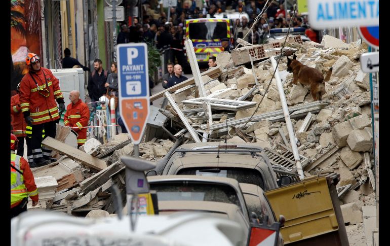 Bomberos y un perro entrenado laboran entre los escombros de un edificio en Marsella, Francia. Dos edificios contiguos se derrumbaron esta mañana causando al menos dos heridos. AP/C. Paris