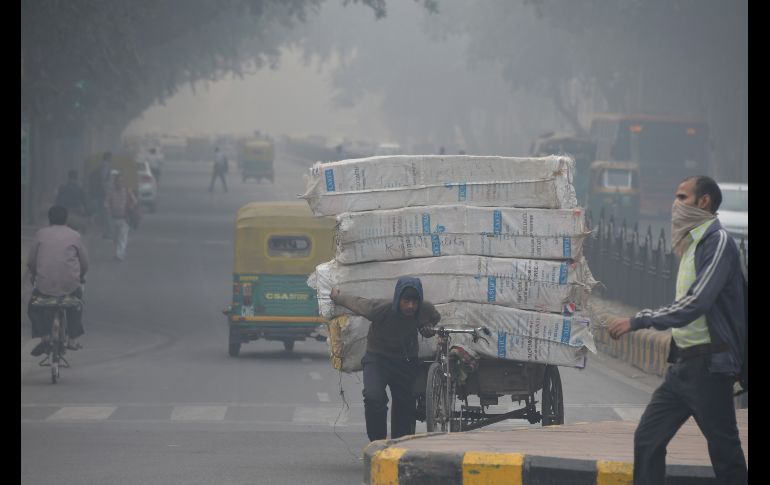 Una capa de esmog se aprecia en una calle de Nueva Delhi, India. AFP/D. Faget