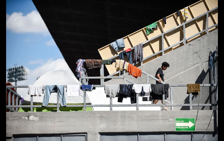 Un migrante centroamericano se ve en un refugio habilitado en un estadio en la Ciudad de México. Integrantes de la caravana migrante buscan llegar a Estados Unidos. AFP/A. Estrella