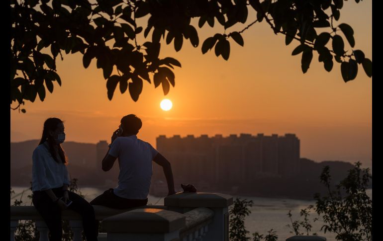 Una pareja observa desde un mirador una puesta de Sol sobre el puente Tsing Ma, en Hong Kong. El puente conecta las islas de Tsing Yi y Lantau, donde se encuentra el Aeropuerto Internacional de Hong Kong. EFE/ J. Favre