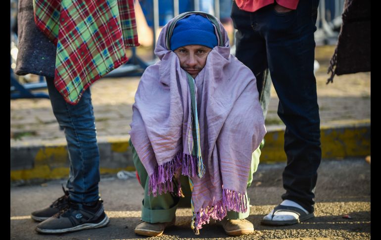 Un centroamericano que forma parte de la caravana migrante se cubre en un refugio habilitado en un estadio en la Ciudad de México. AFP/A. Estrella