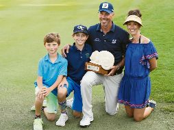 El estadounidense festejó su primera victoria en el PGA Tour desde 2014 acompañado de su familia. AFP /