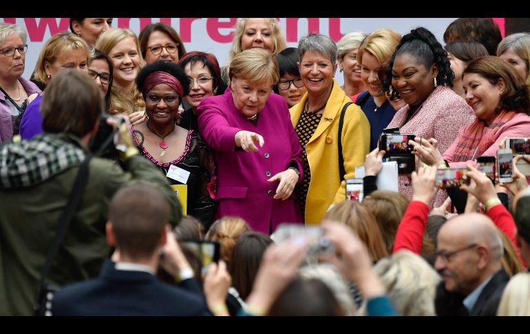 La canciller alemana Angela Merkel (c) posa con otras mujeres en un evento en Berlín, en el marco de las conmemoraciones del 100 aniversario de la introducción del derecho de voto de las mujeres. AFP/J. Macdougall