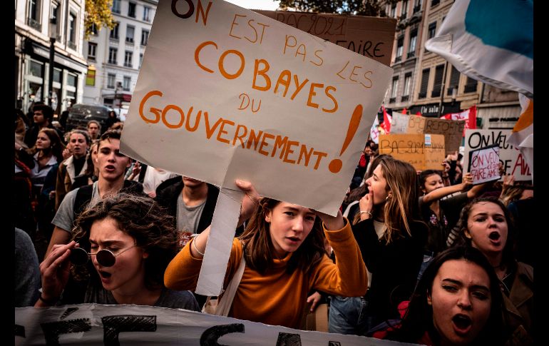 Una manifestación se realiza en Lyon, Francia, durante una huelga en contra de la cancelación de puestos en el sistema educativo. En el cartel se lee: 