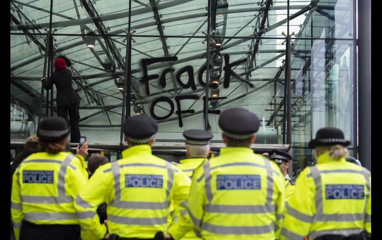 Manifestantes protestan a las afueras del Departamento de Negocios, Energía y Estrategia Industrial en Londres, en contra las operaciones de fracturación y extracción de gas en Reino Unido. EFE/W. Oliver