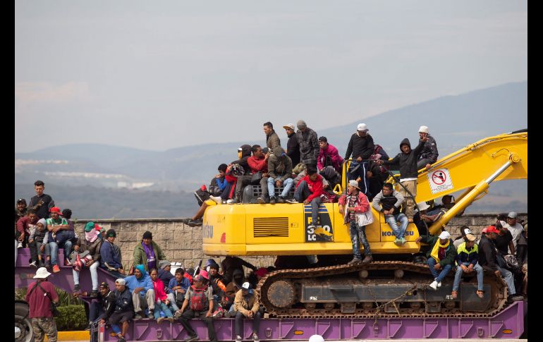 Miembros de la caravana de migrantes centroamericanos continúan su marcha hacia Estados Unidos, por carreteras del estado de Jalisco. EFE/J. López