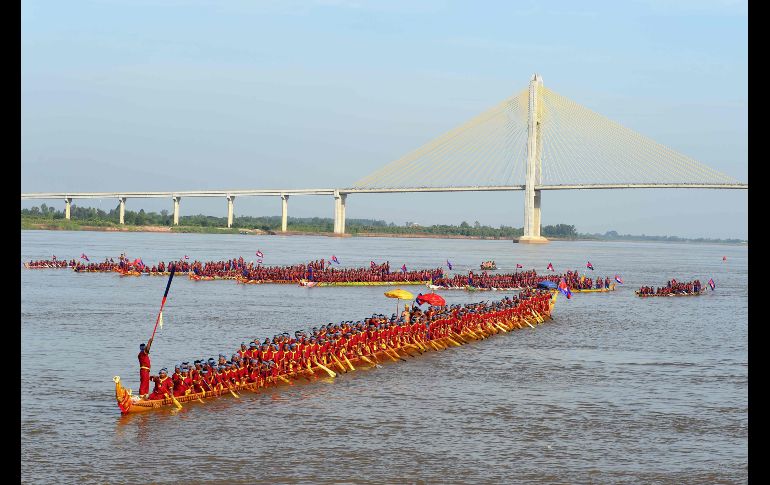 El barco dragón más largo del mundo, con 179 remeros, pasa por el río Mekong durante una ceremonia en Prey Veng, Camboya. Con una longitud de 87.3 metros, el barco consiguió el récord mundial de Guinness. AFP/T. Chhin