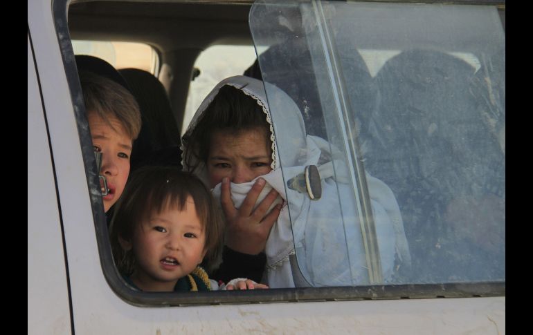 Niños de la minoría chií hazara llegan a Ghazni, Afganistán, procedentes de la demarcación administrativa de Malistan, tras huir de sus hogares a causa del conflicto con los talibanes. EFE/S. Mustafa