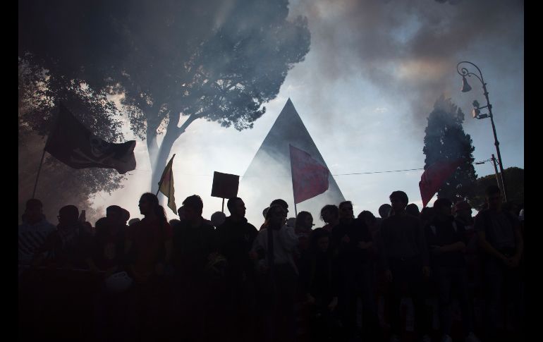 Estudiantes de preparatoria protestan frente a la antigua pirámide Cestia en Roma, Italia. La manifestación se realizó en contra de los recortes al prespuesto en educación. AP/A. Tarantino