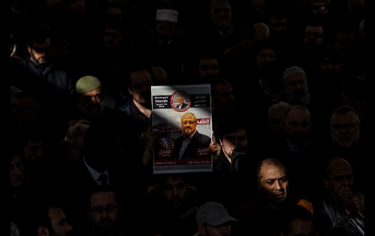 Una persona sostiene un póster de Jamal Khashoggi en Estambul, Turquía, durante un funeral simbólico para el periodista saudí, quien fue asesinado y desmembrado el mes pasado en el consulado saudí en esta ciudad. AFP/B. Kilic