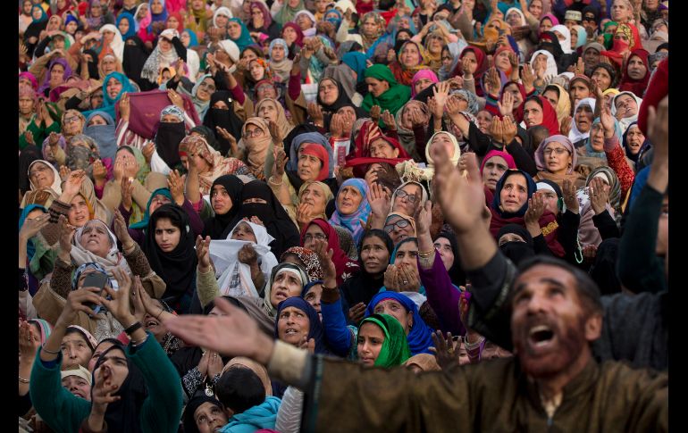 Cachemires musulmanes oran mientras se muestra una reliquia del profeta Mahoma en el templo Hazratbal de Srinagar, India. Hoy se celebra el mawlid, cuando se conmemora el natalicio del profeta. AP/D. Yasin