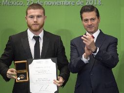 “Canelo” recibió del Presidente el premio como mejor atleta profesional. MEXSPORT/J. Ramírez