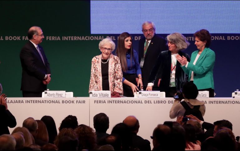 Vitale recogió el Premio FIL de Literatura en Lenguas Romances 2018 en la ceremonia inaugural de la feria. SUN/J. Boites