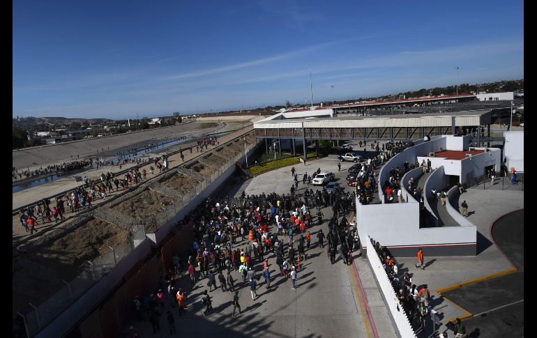 Cerca de la garita se encontraron con otro grupo de policías en Tijuana. AFP/P. Pardo