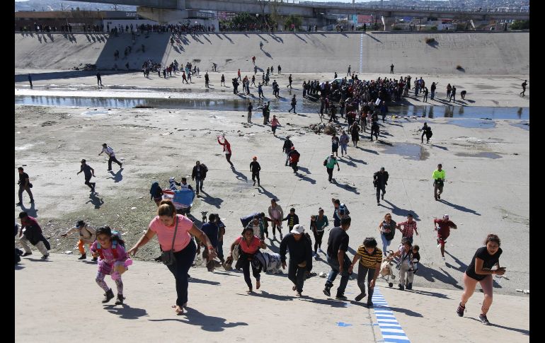 Un grupo de migrantes logró evadir un bloqueo de la Policía en Tijuana y, tras cruzar el lecho casi seco del río Tijuana, se dirigió a la garita de El Chaparral.