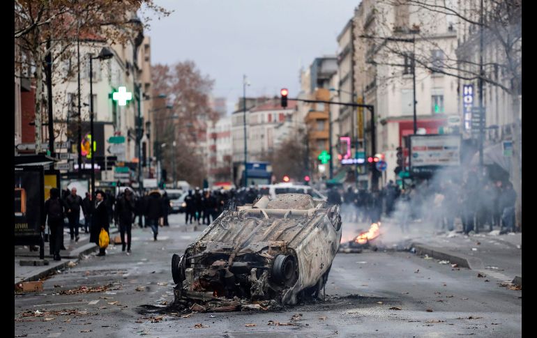 Un auto arde afuera de una preparatoria en Aubervilliers, Francia, durante una protesta de estudiantes contra la reforma educativa. Tras las protestas violentas que remecieron París el sábado, los paramédicos y los estudiantes se sumaron el lunes a las manifestaciones contra el gobierno. AFP/T. Samson