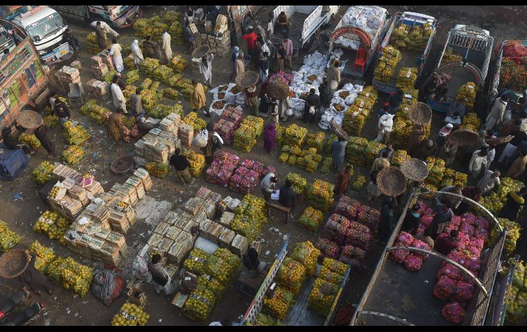 Campesinos se congregan en un mercado de frutas en Lahore, Pakistán. AFP/A. Ali