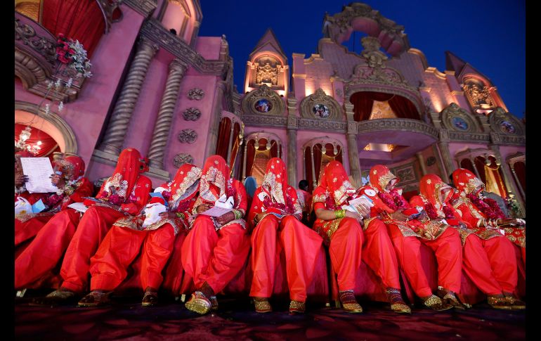 Novias musulmanas se sientan en una boda masiva en Ahmadabad, India. En la ceremonia se casaron 65 parejas. AP/A. Solanki