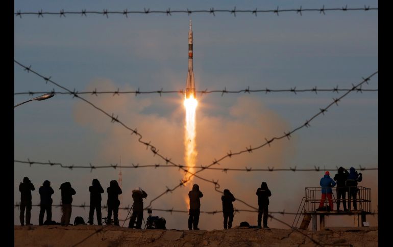 El cohete Soyuz-FG, con la nave rusa Soyuz MS-11, despega del cosmódromo en Baikonur, Kazajistán. La nave traslada a tres astronautas rumbo a la Estación Espacial Internacional. AP/D. Lovetsky