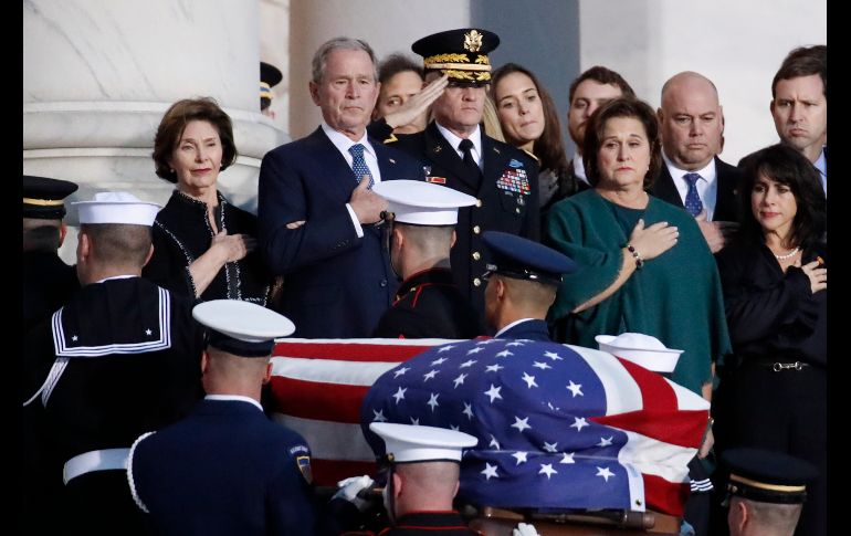 El ex presidente estadounidense George W. Bush, su esposa (i) y otros familiares observan el ataúd con los restos del ex mandatario George H.W. Bush, durante una ceremonia en el Capitolio en Washington, D.C. AP/A. Brandon