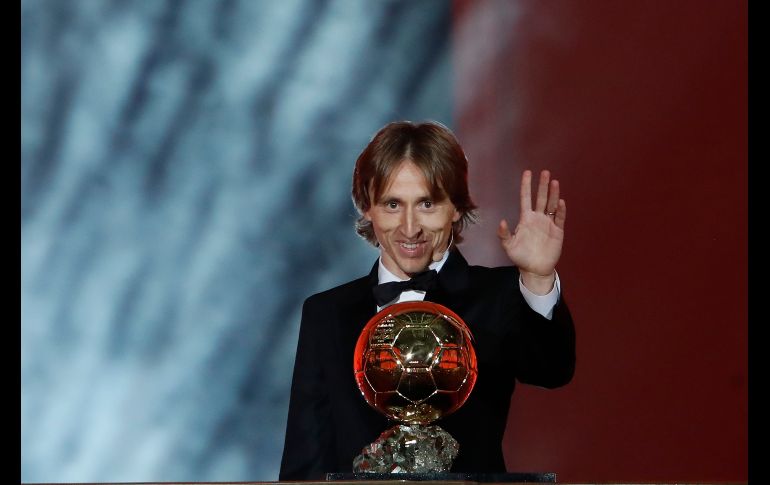 El croata Luka Modric, mediocampista del Real Madrid, celebra tras conquistar el Balón de Oro de 2018, durante una ceremonia en París. AP/C. Ena