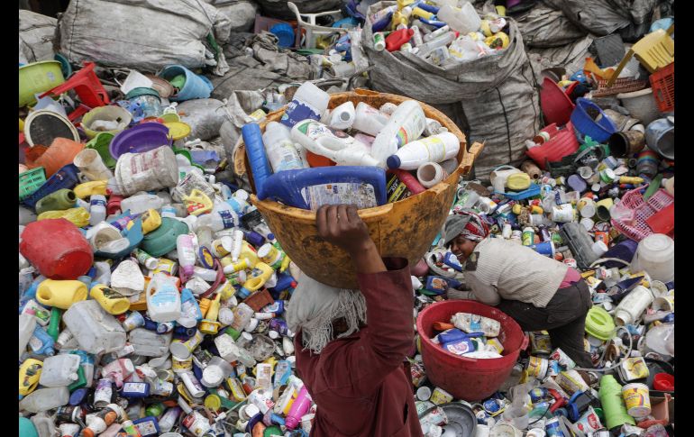 Mujeres recolectan envases de plástico usados en un centro en Nairobi, Kenia, para su posterior reciclaje, en el marco de la cumbre sobre el Cambio Climático que se celebra en Polonia. EFE/ D. Irungu