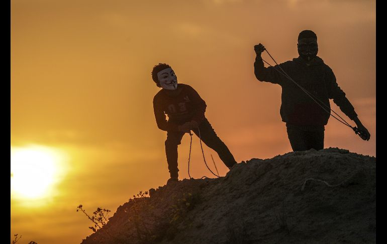 Palestinos arrojan piedras a las tropas israelís durante los disturbios ocurridos en la frontera marítima entre Israel y la franja de Gaza. Los manifestantes exigen el regreso de sus compatriotas refugiados por todo Oriente Medio desde la creación en 1948 del estado israelí. EFE/M. Saber