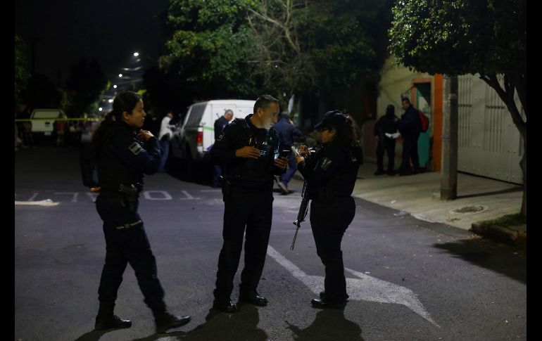 Policías resguardan la vivienda donde fueron ejecutadas cuatro personas en Guadalajara. EFE/F. Guasco