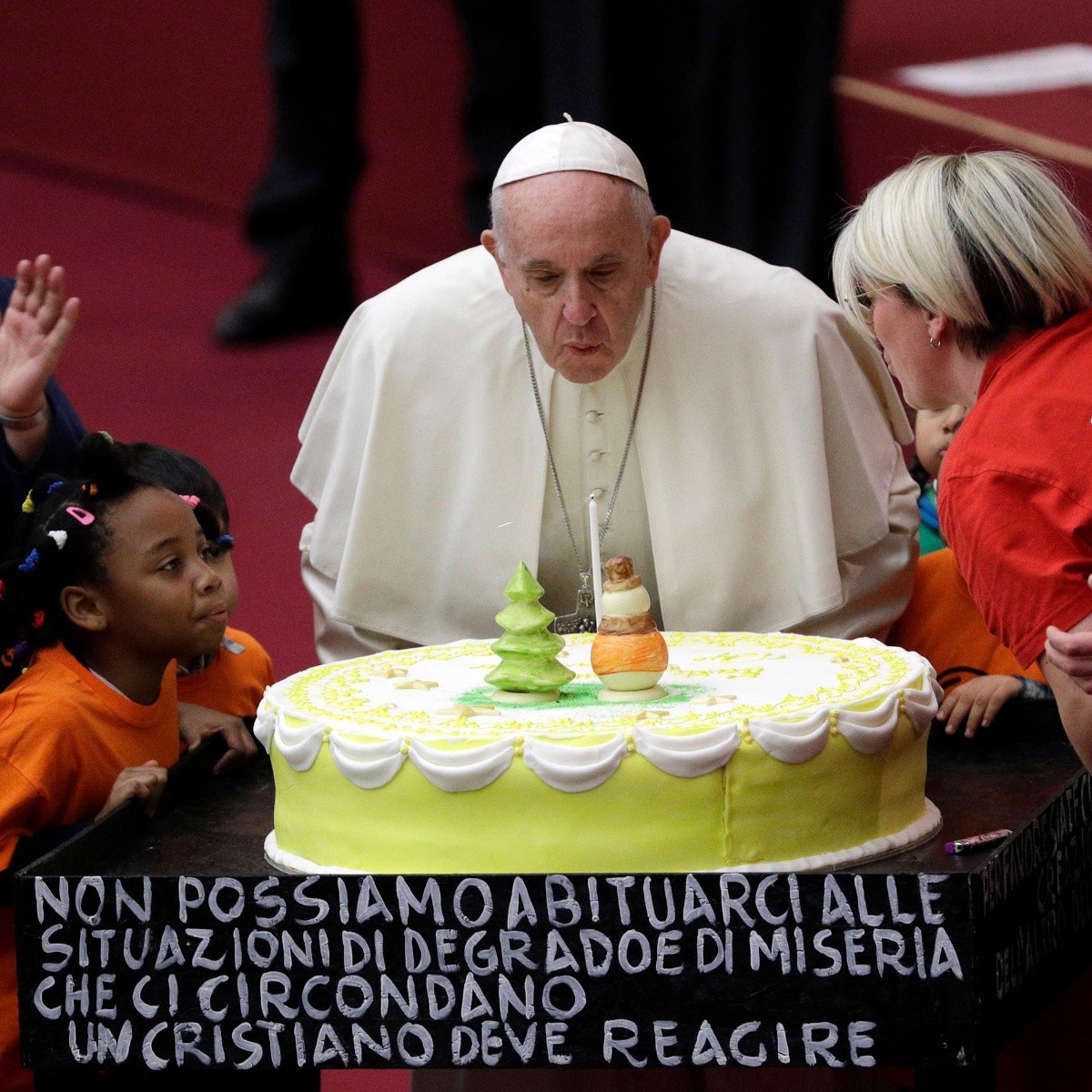 Niños en el Vaticano obsequian pastel de cumpleaños al Papa | El Informador