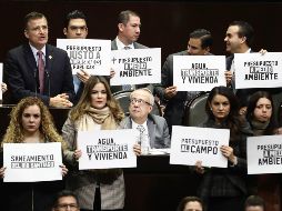 El secretario de Hacienda, Carlos Urzúa, acudió a la Cámara de Diputados a detallar la propuesta del Presupuesto de Egresos de la Federación 2019, en donde legisladores de la oposición protestó con pancartas. SUN/Y. Xolalpa