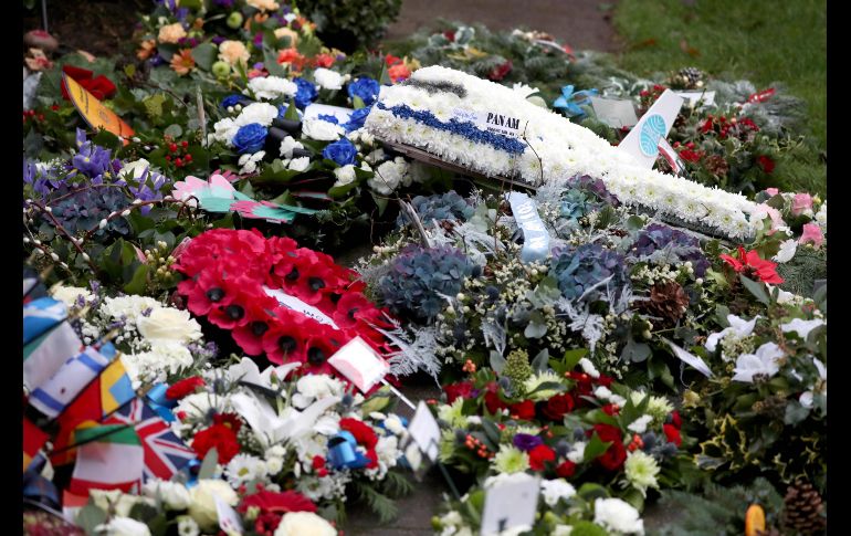 Tributos florales se colocaron en el cementerio Dryfesdale de la ciudad escocesa de Lockerbie, durante una conmemoración en honor de las 270 personas que hace 30 años murieron en la explosión de un avión sobre la ciudad, en el peor atentado jamás perpetrado en el país. AFP/J. Barlow