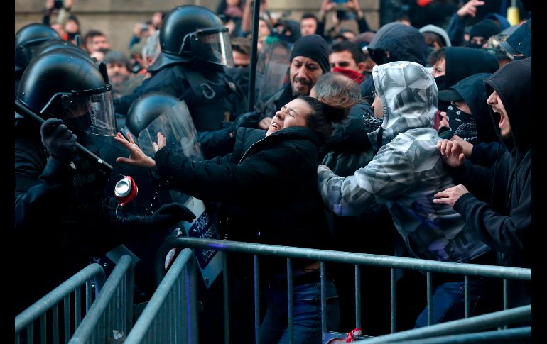 Policías de Cataluña intentan detener a manifestantes a favor de la independencia, durante las protestas contra la reunión del Consejo de Ministros del gobierno español en Barcelona. AFP/P. Barrena