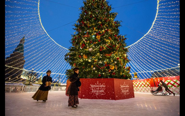 Una pista de hielo abrió en la plaza Manezhnaya de Moscú, como parte de las celebraciones de Navidad y Año Nuevo. AP/A. Zemlianichenko