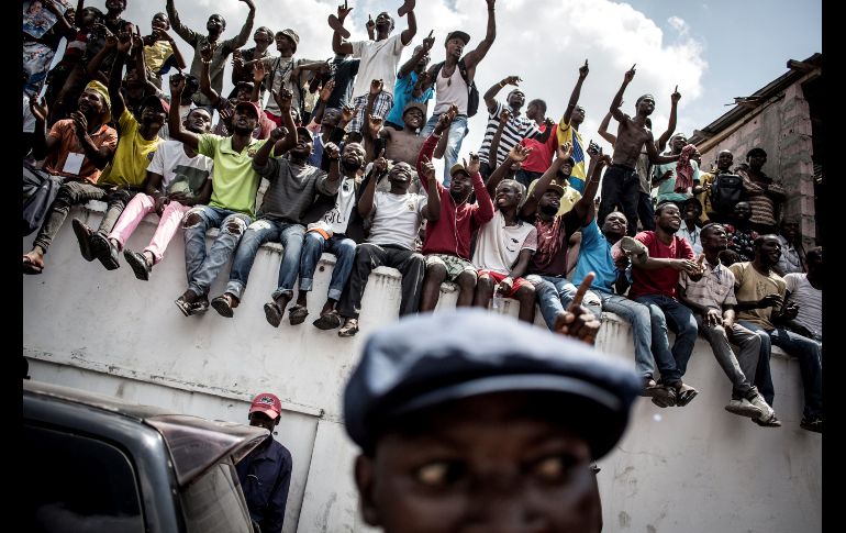 Simpatizantes del partido UDPS se reúnen afuera de su sede en Kinshasa, República Democrática del Congo, en espera de un discurso del líder. AFP/J. Wessels