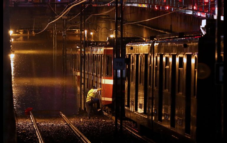 Una unidad de la Línea 1 del Tren Ligero queda varada tras una fuerte tormenta en Guadalajara el 10 de junio. Personas quedaron atrapadas en vagones por la inundación, pero lograron salir con ayuda de otros pasajeros y de otros ciudadanos. AFP/U. Ruiz