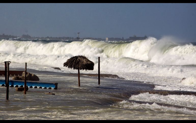 Un fuerte oleaje azota el litoral norte de La Habana, Cuba. EFE/Y. Zamora