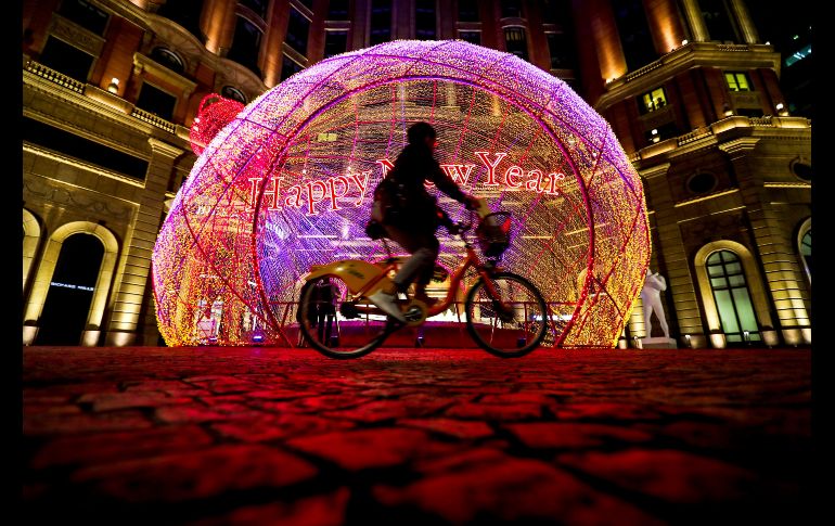 Un ciclista circula junto a la decoración navideña y de Año Nuevo colocada en una calle de Banqiao, Taipei, Taiwán. El día de Navidad no es festivo en Taiwán, pero muchos jóvenes lo celebran en la actualidad. EFE/R. Tongo