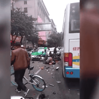 Al menos 5 muertos y 21 heridos tras chocar un autobús secuestrado en China