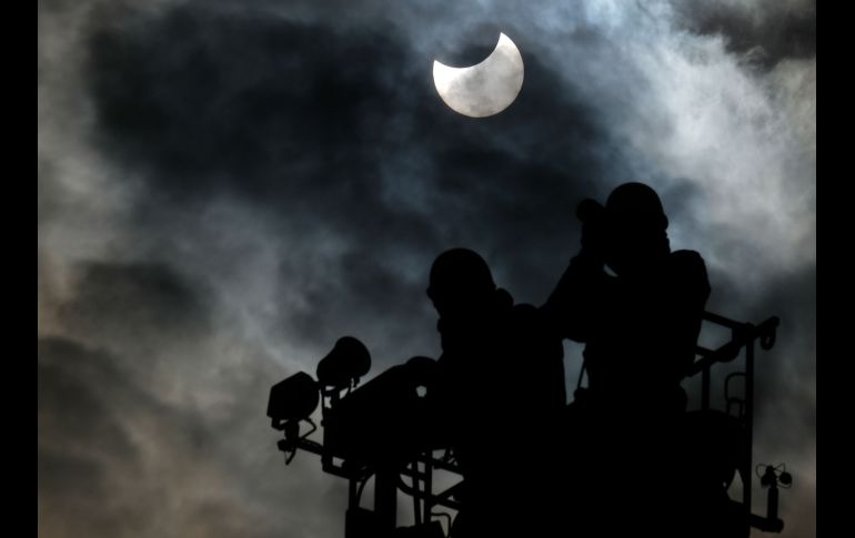 Un eclipse parcial de Sol se observa en Tokio, Japón. AFP/K. Nogi