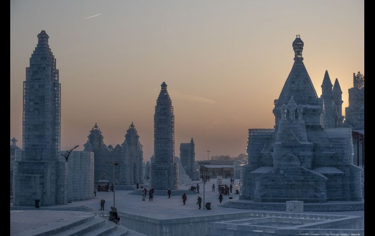 Esculturas de hielo se exhiben para el festival anual de hielo y nieve en Harbin, China. AFP/F. Dufour