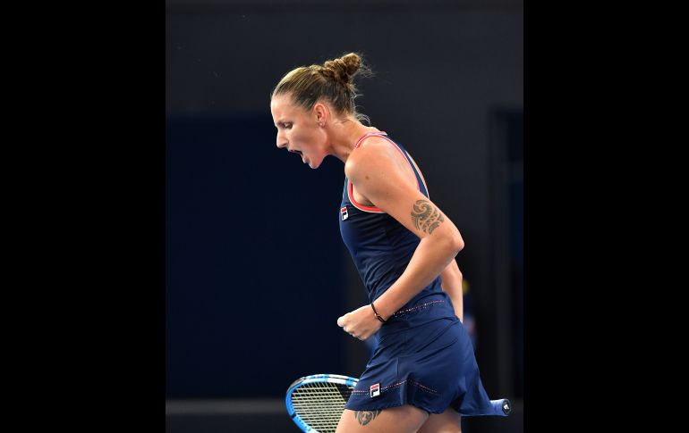 La checa Karolina Pliskova reacciona en la final del torneo internacional de tenis de Brisbane, disputado en Brisbane, Australia. Pliskova se adjudicó el 12º título de su carrera al imponerse a la ucraniana Lesia Tsurenko. EFE/EPA/D. England