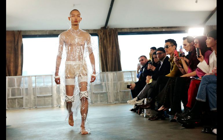 Un modelo muestra diseños de Xander Zhou durante la Semana de la Moda masculina AW19 en Londres, Inglaterra. AP/PA/I. Infantes