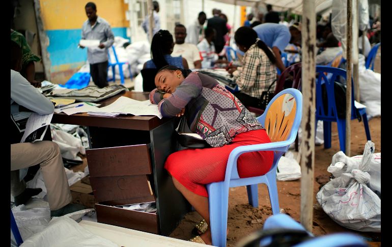 Una oficial de la comisión electoral de la República Democrática del Congo descansa en un centro de conteo en Kinshasa. La autoridad electoral dijo hoy que el anuncio de los resultados de las elecciones presidenciales, previsto para este domingo, se ha pospuesto. AP/J. Delay