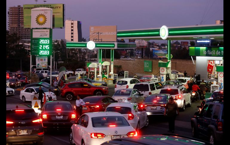 Vehículos se ven en fila mientras conductores esperan para comprar combustible en una gasolinera de Guadalajara. La escasez de gasolina por problemas en el suministro de Pemex afecta al menos ocho estados de México. EFE/F. Guasco