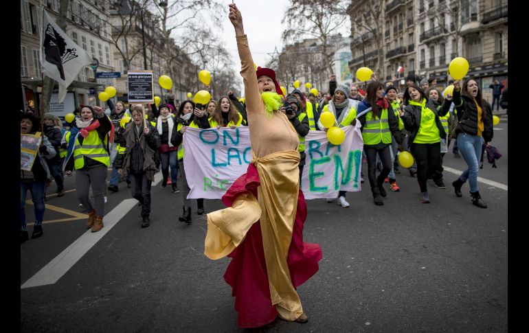 Una mujer vestida de 