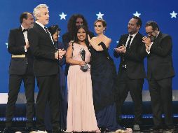 De izquierda a derecha: Nicolás Celis, Alfonso Cuarón, Gabriela Rodríguez, Yalitza Aparicio, Marina de Tavira, Adam Gough, Jeff Skoll y Eugenio Caballero. AFP