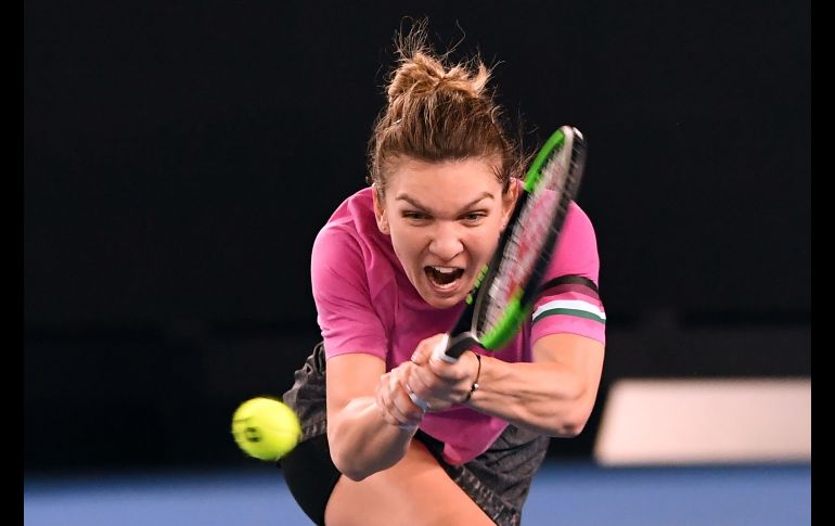 La rumana Simona Halep devuelve una pelota en partido del Abierto de Australia disputado en Melbourne. AFP/W. West